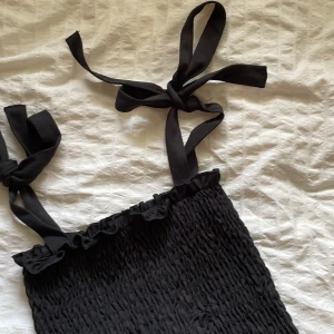 Sommar topp - Jätte fin topp i fint skick❤️ köpt för ett halvår sen❤️(går att reglera banden)😍 frakt 45kr