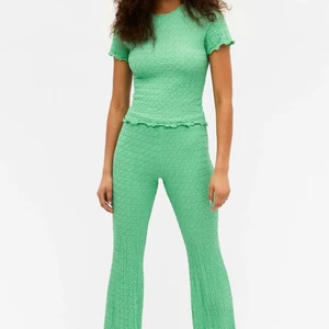 Hm sett - Ett sett från hm. Aldrig kommit till användning prislapp kvar. köpt för  ungefär 500. Säljer tröjan och byxorna till sammans 100kr. Storlek s men skulle säga att det är mer åt xs hållet.