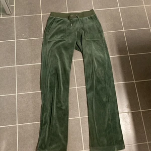 Byter Juicy couture byxor - Vill byta mina chinois gröna juicy couture byxor mot ett par andra i en annan färg. Det måste vara i storlek xs. Måste även mötas upp någonstans i Täby eller j Stockholm🙌❤️❤️