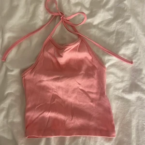 Haltertopp - Säljer denna skitfina haltertopp!!💕💕