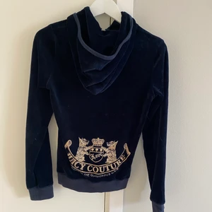 Juicy couture kofta - Säljer denna super fina marinblåa Juicy couture koftan i strl L men skulle säga är en S. Säljer den för att den är för liten för mig. Är i fint skick och säljs för 349kr i inklusive frakt.