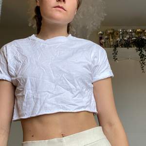 En croppad vit t-shirt från Pull&Bear. Tvättas i 40°C. ✨