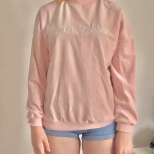 Bikbok plysch tröja - Hej! Detta är en mjuk och mysig plysch tröja från bikbok i storlek xs (stor i storleken, funkar som S/M) Använd cirka 1-2 ggr  Säljer denna för att den skär sig med min hårfärg😭 Annars tycker jag att den är jättefin