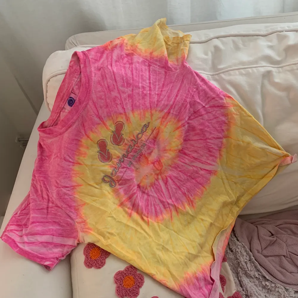 Säljer denna tie-dye t-shirt. Skitsnygg men har tyvärr blivit för liten för mig. Skulle säga att det är en XS. Kan mötas upp i Linköping annars står köparen för frakt 💞. T-shirts.