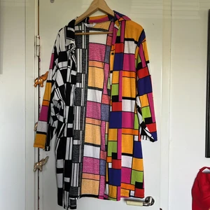 Fin kofta/cardigan - Jag vet inte riktigt vad det kallas haha men jag skulle säga att det är som en lång skjorta/kofta typ! Men den ger jättemycket 80 tals vibes men tyvärr använder jag den inte längre! Den är i jättebra skick! Kolla gärna in mina andra annonser!