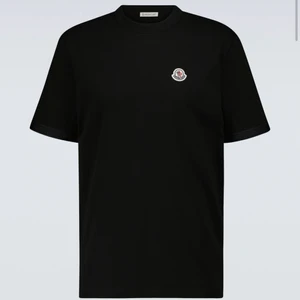 Svart moncler tshirt - Svart moncler tshirt, storlek M. Skick 7,5/10, inga hål, dock drar den till sig damm osv relativt lätt. Men går bort med en klädvårdsrulle