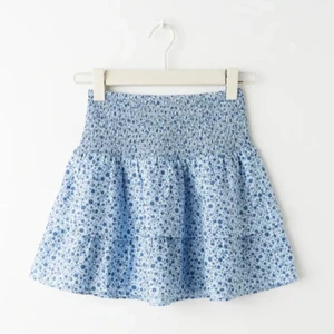 Blommig kjol - Säljer denna supersöta slutsålda kjol från Young gina, knappast använd och är i nyskick💕 Köpt för 200 kr, skriv om du är intresserad💕