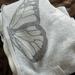 Zip hoodie - Grå zip hoodie, fin och såklart kmr den i bra skick haha men jag har aldrig använt den och den är typ helt ny och jättefin. Köpt för 190kr på shein! Säljer den dock för att den är för liten. Det är storlek S men sitter som xs