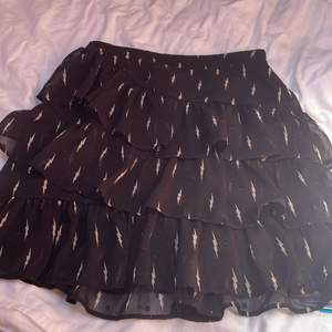 Jag säljer inte denna kjol men vill se vad jag kan få för den. Den är använd ca 4 gånger och kommer inte till användning längre den är i storlek s och räcker ner precis över knäna