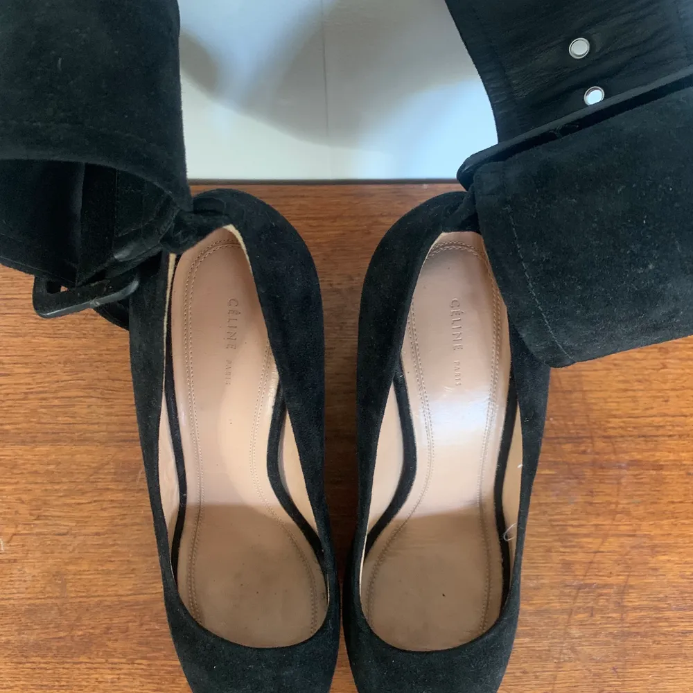 Céline platform pumps in black suede, size 38 with an ankle strap. Slightly used but in very good condition.. Skor.