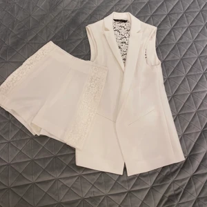 Ärmlös kavaj set från zara - Komplett set med byxor och blazer från zara. Oanvänd så det är i mycket bra skick. Bud från 300 :-