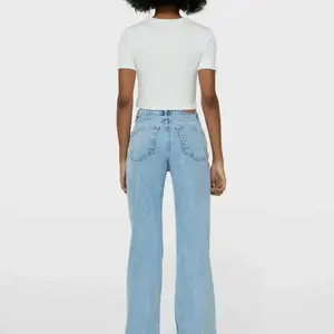 (!tagen Bild!) Ljusblå osymmetriska Jeans ifrån stradivarius i storlek 36. Knappt använda, säljer pågrund av att de inte kommer till användning. Kan mötas upp och fraktas!🌸