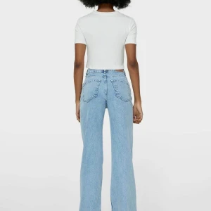 Jeans ifrån stradivarius  - (!tagen Bild!) Ljusblå osymmetriska Jeans ifrån stradivarius i storlek 36. Knappt använda, säljer pågrund av att de inte kommer till användning. Kan mötas upp och fraktas!🌸