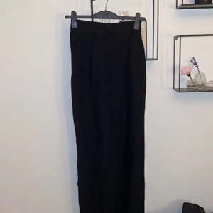 Svarta linnebyxor strl 36 - Svarta högmidjade linnebyxor. Aldrig använda. Köparen står för frakten, tar bara Swish. 