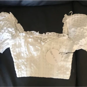 Vit topp - Helt ny topp från nelly i märket kiss the sky. Storlek XS. Nypris 399kr säljs för 100kr.