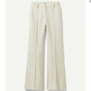 Kendall trousers från weekday - Slitsen på sidan är igenstäng och de är nerlagda, använda två gånger, superfint skick☺️midjemått: 83cm, innerbenslängd: 94cm🤍