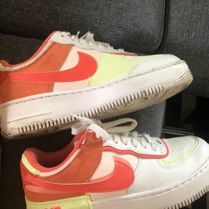Nike air force 1 - Skor som aldrig blivit använda, väldigt bra skick. Säljer endast för bra pris eftersom dom är typ som nya. Köpta för 1500kr.