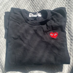 Cdg långärmad tröja - Comme Des Garcons ”Play” collection tshirt. Bra skick men något år gammal. Liten i storleken så även fasst det står M i tröjan skulle jag säga att den passar bättre på en S.
