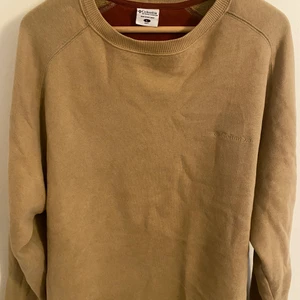 Vintage Colombia sweatshirt - Biege i bra skick. Andvänd kanske två gånger. Bekväm och mjuk sitter på bra. Inga stains eller flaws heller