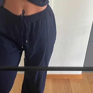 Marinblå Linnebyxor  - Marinblå linnebyxor från Zara i strl L. Jag är 175cm och de är långa på mig (se bild 2). Dessa är aningen för stora för mig (M), men om man gillar oversized är de perfekta. Använda 1-2 gånger och är slut på hemsidan (bild 3 - annan färg). Nypris 379kr.