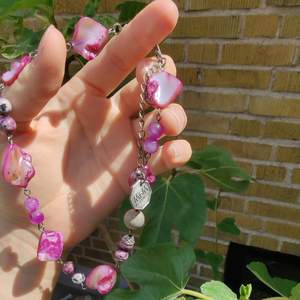 Jättefint halsband med lila stenar. Fin som present till exempel 😌 Ej spårbar frakt kostar 15kr
