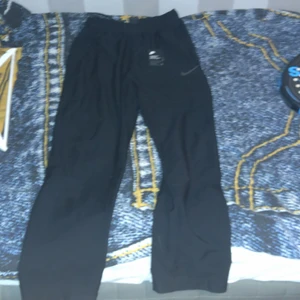 Nike byxor - Helt nya använda 2 gånger inga söndriga märken eller liknande ,storlek M