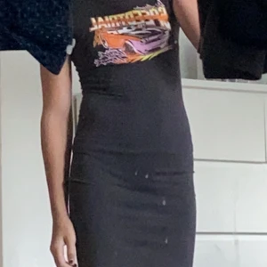 H&M - en lång grå klänning från H&M i stolek Xs 💋säljer för det inte e min stil .med en bil på