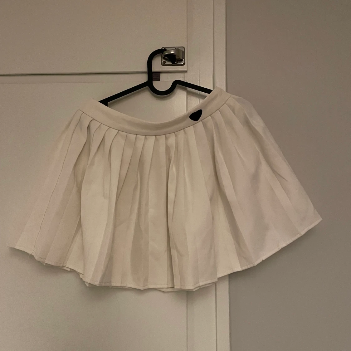 vit plusserad kjol från shein