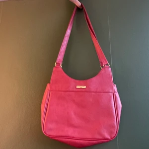 Röd axelväska - rödare irl! jättefin! bra skick! frakt ej inkl i priset!! 