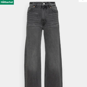 Yoko jeans - Yoko jeans från monki med medelhög midja gråa, använda men ändp bra skick, skriv för fler bilder osånt❤️