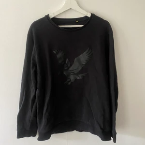 Lyle $ Scott Sweatshirt  - Säljs då den inte längta passar sambon, kan kombinera med andra grejer som vi nu säljer så kommer fram till ett bra paketpris🌸