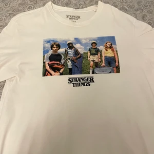 Stranger Things t-shirt - Säljer denna oversized stranger things t-shirten. Köpte på plick för två år sedan och har aldrig kommit till användning. 90kr + frakt🤍🤩