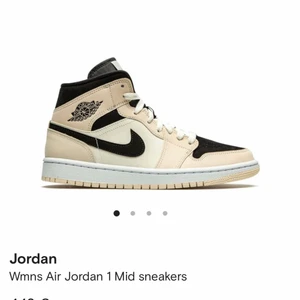 Wmns Air Jordan 1 Mid sneakers  - skitsnygga jordans köpta för ca 4420kr, finns knappast att köpa någonstans längre, säljer för att jag har tröttnat lite på dom, skriv för egna bilder och pris!