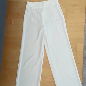 Vita kostymbyxor  - Vita kostymbyxor från bikbok säljes. Använda 1 gång så helt i nyskick utan någon fläck.   Superfina och passar att ha på sommaren. Pris: 199kr, köparen står för frakten.   Kolla gärna in mina andra annonser också där jag säljer mer kläder. 