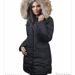 Hollies livingo long  - Jag säljer min vinterjacka som inköptes för 5499kr. Den är i fint skick utan skador. Pälskragen är av äkta tvättbjörn och denna är avtagbar. Finns ett resårband i midjan som går att justera. Kan tänka mig att gå ner vid snabb affär. Tar enbart emot Swish