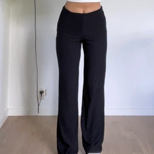 Kostymbyxor  - As sköna byxor köpta från bohoo, jag är 155cm, dom är lite för långa för mig🤍köparen står för frakten på 66kr🤍