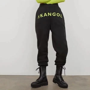 Kangool x H&M sweatpants - asnajs svarta mjukisbyxor med Kangool- tryck fram. använda! men fortf i bra skick. märkta s men mer som xs/s. frakt ej inkl i priset❤️