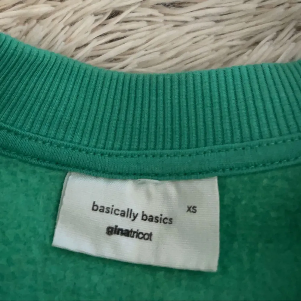 Sköljer den här gröna jätte mysiga sweatshirten från Gina tricot . Har använt en gång så inga defekter ❤️. Tröjor & Koftor.