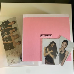 Blackpink The Album Kpop - Har tyvärr blivit solskadad och den rosa färgen har blekts ut, annars är det i bra skick. Man får med allt som jag fick i albumet + en preorder gåva där postern e jennie :)