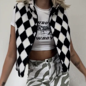 Rutig väst  - Ger rabatt vid köp av flera plagg och fraktar tillsammans! Kolla min sida 💕🧸