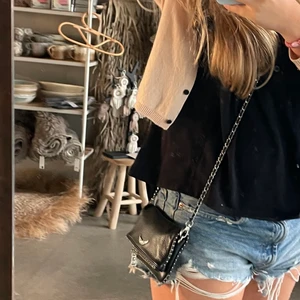 Zadig Väska - Funderar på att sälja min zadig väska. Minsta modellen. Skriv privat vilket pris du hade kunnat betala för den. Kan Också  tänka mig byta mot en annan väska. Köpte i oktober 2021 (kedjan som brukar vara till kan man få med såklart)
