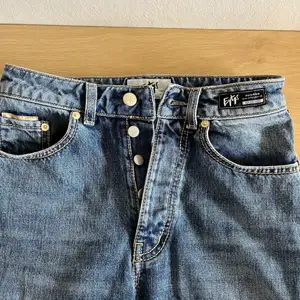 Jeans från Eytys med så snygga detaljer!! Sista bilden visar modellen. Nypris är 2100 kr och mitt pris är 650  kr. Storlek 27/32.