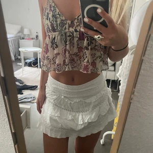 vit kort kjol - vit somrig kjol från pull&bear sitter så fint❤️ inbyggda shorts! storlek S men passar framförallt XS