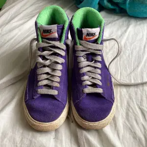 Lila Nike sneakers i mocka. Gröna på insidan av skorna. 
