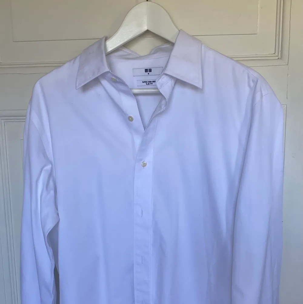 En helt oanvänd vit skjorta från uniqlo. Inga defekter, den har bara inte kommit till användning!. Skjortor.