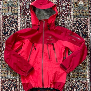 Arcteryx Theta AR 2002 - Intressekoll på denna Theta AR från 2002, jackan produceras ej längre. Kom med seriösa bud från 3000kr.