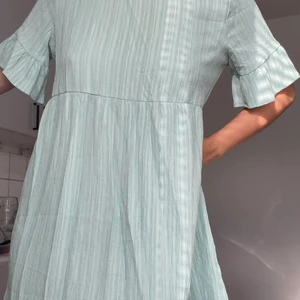 mintgrön klänning - mintgrön klänning från asos i märket lola may. den är väldigt skön och väldigt luftig. aldrig använd och lappen sitter kvar