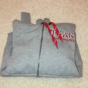 Peak hoodie - Säljer en peak performance hoodie som är liiiite liten på mig❤️Använd ungefär 2-3 gånger