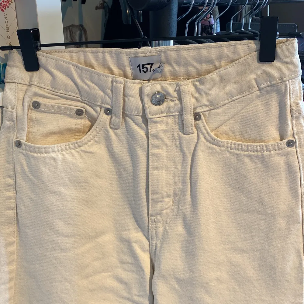 Ljusbeiga vida jeans från Lager 157. De är i storlek Xs. Använda ett fåtal gånger men försmå nu. (Frakt är inräknat i priset) KÖP INTE DIREKT via plick!!💕. Jeans & Byxor.