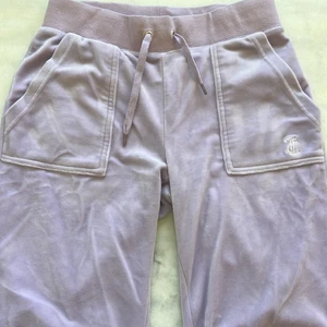 Lila juicy byxor  - Säljer super fina lila juicy byxor, storlek Xs. Lite blekta längst nere pga att den släpat i marken när jag gått. Har tappat båda metallgrejerna. 500kr